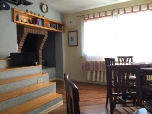 - un salon avec une cheminée, une table et des chaises dans l'établissement Casa Loretta, à Pérouse