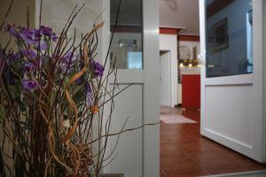 un jarrón lleno de flores púrpuras en una cocina en Apartments Bartol, en Rovinj