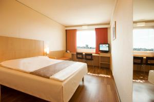 pokój hotelowy z łóżkiem i telewizorem w obiekcie Ibis Wien Messe w Wiedniu +37 zdjęć