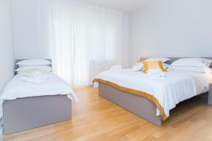 Postel nebo postele na pokoji v ubytování Franco’s spacious residence - great location