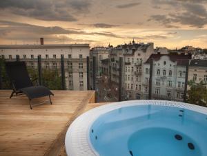 bañera de hidromasaje en la azotea de un edificio en The Loft Hotel Adults Only en Cracovia
