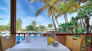 - une table dans un restaurant avec vue sur la plage dans l'établissement Bull Costa Canaria & SPA - Only Adults, à San Agustín