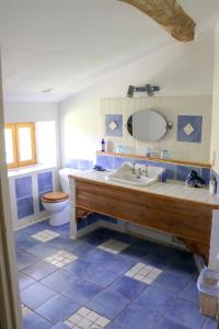 Koupelna v ubytování DOMAINE DE MARLAS - CHAMBRES D'HÔTES
