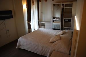 Posteľ alebo postele v izbe v ubytovaní Albergo Del Ponte