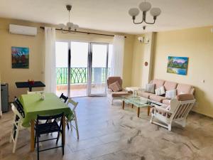 ein Wohnzimmer mit Sofa und Tisch in der Unterkunft Vila Milo in Vuno
