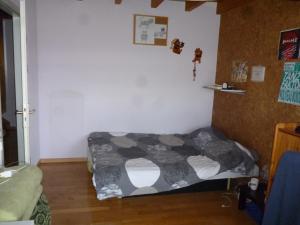een slaapkamer met een bed in de hoek van een kamer bij Home to Rent in Bellevue