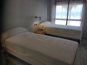 Posteľ alebo postele v izbe v ubytovaní Victoria Beach Sunset Lounge