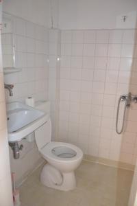 ギョレメにあるAtak Hotelのバスルーム(白いトイレ、シンク付)