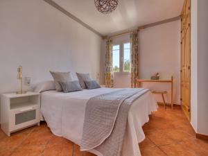 1 dormitorio con cama y ventana en Apartment La Felicidad-2 by Interhome, en Denia