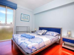 Un dormitorio con una cama con almohadas. en Apartment Incar by Interhome, en Blanes