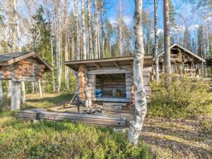 een blokhut midden in een bos bij Holiday Home Pirttiniemi by Interhome in Kangasniemi