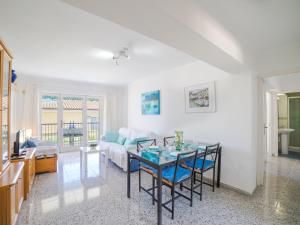 sala de estar con mesa y sofá en Apartment Los Girasoles by Interhome, en Alcudia