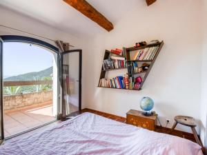um quarto com uma cama e uma estante de livros em Villa Les Baux Rouges by Interhome em Solliès-Ville
