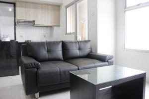 Ruang duduk di Cozy 2BR Apartment @ Newton Residence By Travelio