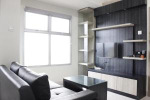 Dapur atau dapur kecil di Cozy 2BR Apartment @ Newton Residence By Travelio +11 gambar
