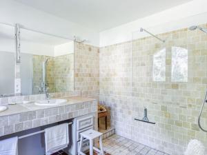 uma casa de banho com 2 lavatórios e uma cabina de duche em vidro. em Villa Les Baux Rouges by Interhome em Solliès-Ville