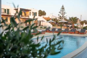 Seethrough Mykonos Suites内部或周边的泳池
