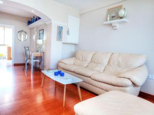 sala de estar con sofá y mesa en Apartment Incar by Interhome, en Blanes