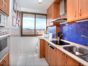 una pequeña cocina con fregadero y ventana en Apartment Incar by Interhome, en Blanes