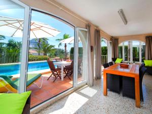 Bazén v ubytovaní Holiday Home Alma by Interhome alebo v jeho blízkosti