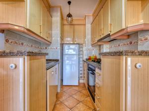 Kuchyň nebo kuchyňský kout v ubytování Apartment La Felicidad-2 by Interhome