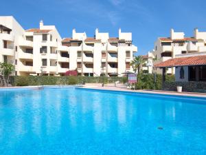 Bazén v ubytování Apartment La Felicidad-2 by Interhome nebo v jeho okolí