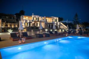 Seethrough Mykonos Suites内部或周边的泳池