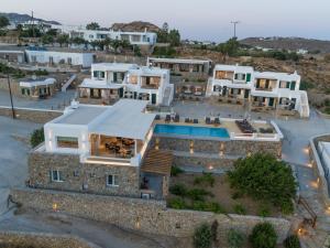 Bazén v ubytování Seethrough Mykonos Suites nebo v jeho okolí