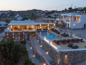 Seethrough Mykonos Suites内部或周边的泳池