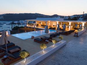 Seethrough Mykonos Suites内部或周边的泳池