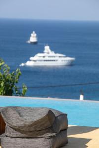 Seethrough Mykonos Suites内部或周边的泳池