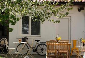 una bicicleta estacionada junto a una mesa y sillas en Casa Miron Unirii 2 en Timisoara