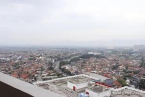 Pemandangan umum bagi Bandung atau pemandangan bandar yang diambil dari apartmen