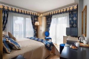A bed or beds in a room at Güner Business Hotel
