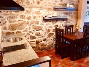 Afbeelding uit fotogalerij van Apartamentos Torre Villar in Villar de Vildas +23 foto's