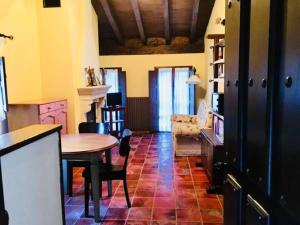una sala de estar con una mesa y un sofá en Apartamentos Torre Villar, en Villar de Vildas