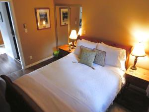 A bed or beds in a room at Belle Neige Suites: Whistler