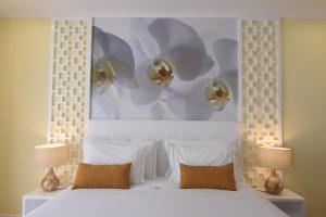 リスボンにあるLX フラワーズ アパートメンツのベッドルーム1室(白いベッド1台、ランプ2つ付)