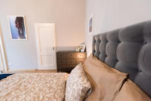 En eller flere senge i et værelse på R38 - Artists luxury home