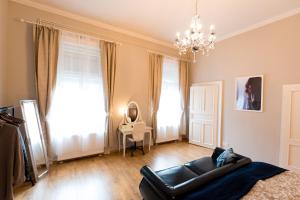- un salon avec un canapé et une table dans l'établissement R38 - Artists luxury home, à Budapest