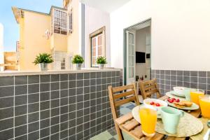 einen kleinen Balkon mit einem Tisch und Stühlen in einem Apartment in der Unterkunft Olarias Terrace Lisbon in Lissabon