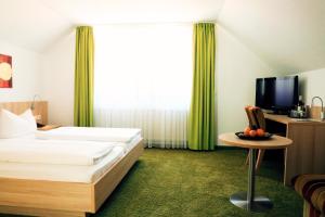 Postel nebo postele na pokoji v ubytování Hotel Gasthof Ochsen