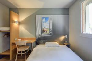 Ліжко або ліжка в номері B&B HOTEL BEAUNE Nord