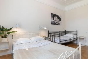 Ένα ή περισσότερα κρεβάτια σε δωμάτιο στο Modern History Apartment