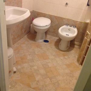ein Bad mit einem WC und einem Waschbecken in der Unterkunft Albergo Sandra in Rom