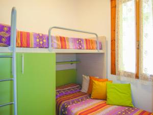 Camera con 2 letti a castello e un divano. di Villaggio Azzurro a Bibione