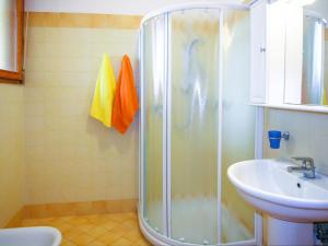 bagno con doccia e lavandino di Villaggio Azzurro a Bibione