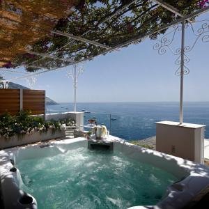 a hot tub on top of a building with a view at Hotel Montemare in Positano