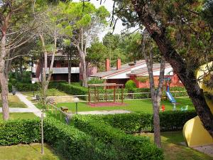 un parco con parco giochi in mezzo a un cortile di Villaggio Azzurro a Bibione