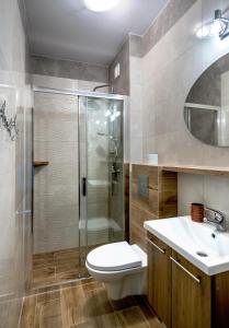 デンプキにあるWilla Horyzontのバスルーム(シャワー、トイレ、シンク付)